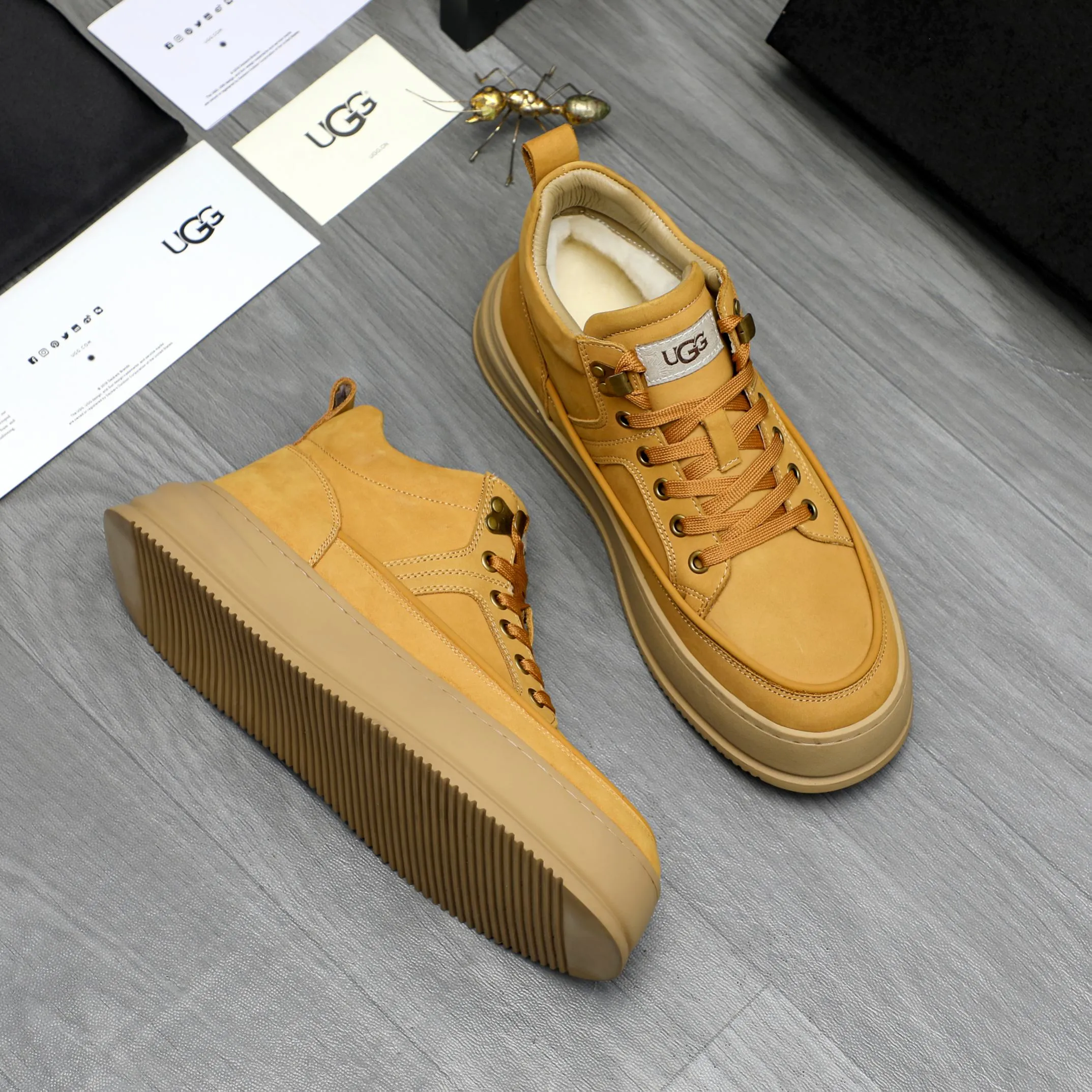 P620 Product trademark: "UGG" Gaobang men's shoes Regular size: 39-44 Product materials: Selected suede cowhide upper, wool lining, original outsole